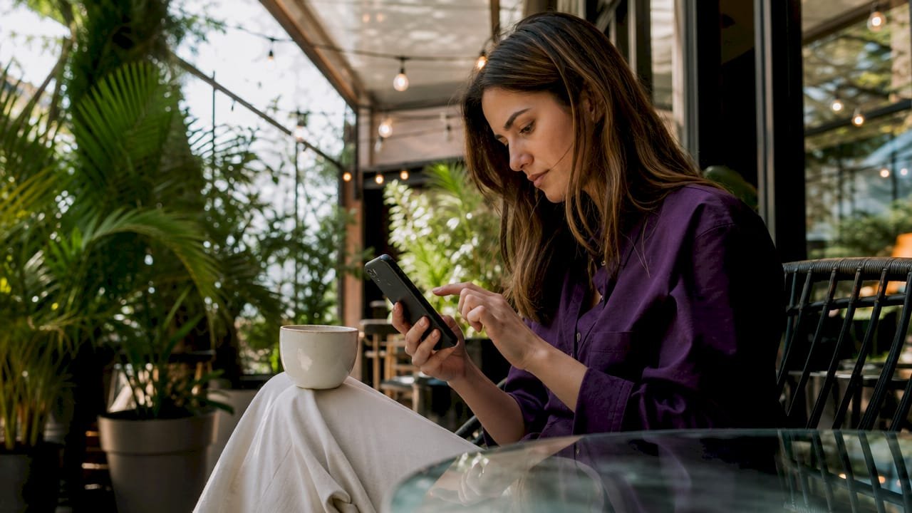 Diner selecting options on a digital menu